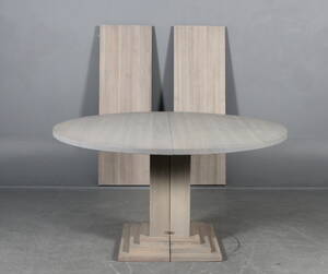 Dansk møbelproducent. Ovalt grålaceret spisebord. To tillægsplader3