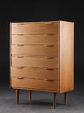Dansk møbelproducent. Kommode af egetræ. 1960erne