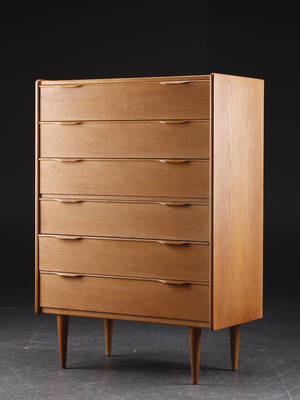 Dansk møbelproducent. Kommode af egetræ. 1960erne