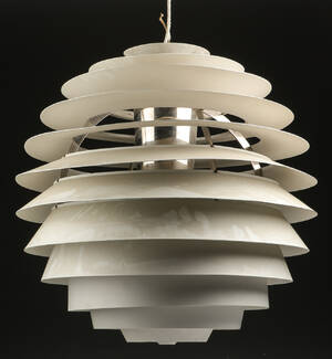 Poul Henningsen. Kuglen -Louvre pendel.