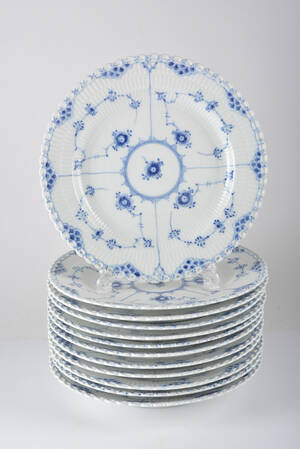 Royal Copenhagen. Mattallrik modellnr 1084 Musselmalet 12 Denna vara har satts till omförsäljning under nytt varunummer4264255