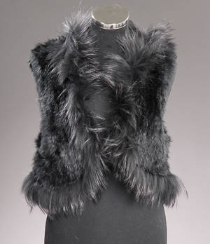 Fur Living. Kort vest af sort kanin, kantet med vaskebjørn. Str. XLXXL