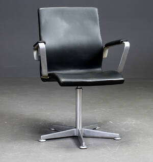 Arne Jacobsen. Oxford kontorstol, model 3271, sort læder