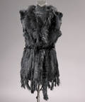Living Fur. Lang vest af sort kanin og vaskebjørn. Str. XLXXL