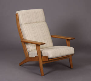 Hans J. Wegner. Højrygget lænestol af egetræ, model GE - 290A