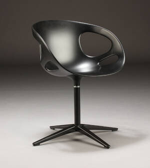 Hiromichi Konno. Armstol fra Fritz Hansen, model RIN HK10, udstillingsmodel
