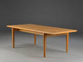 Hans J. Wegner. Sofabord af massiv lakeret egetræ