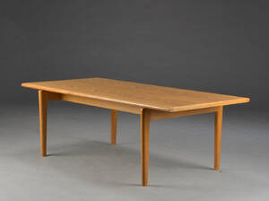 Hans J. Wegner. Sofabord af massiv lakeret egetræ