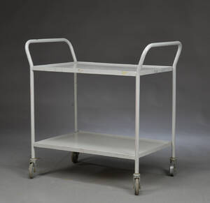Rullebord af gråmalet plade og metal med to hylder.