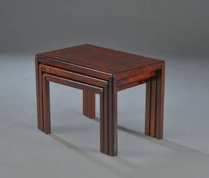 Et sæt på tre inskuds borde af palisander. 3