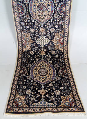 Persisk Nain løber. Uld med silke. 385 x 92 cm.