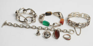Samling vintagesmykker af sølv, armlænker, ringe og et charm 8