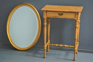 Tobaksbord af fyr og ovalt spejl i forgyldt ramme 2