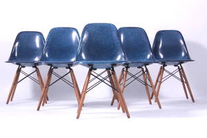 Charles Eames Sæt på seks DSW skalstole i blå glasfiber 6