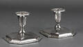 Et par lysestager af sølv. 2