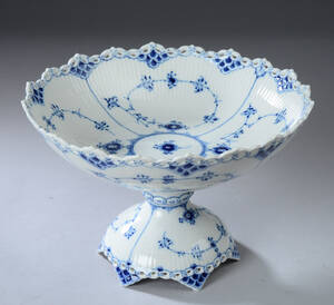Royal Copenhagen. Musselmalet helblonde opsats nr. 1022.
