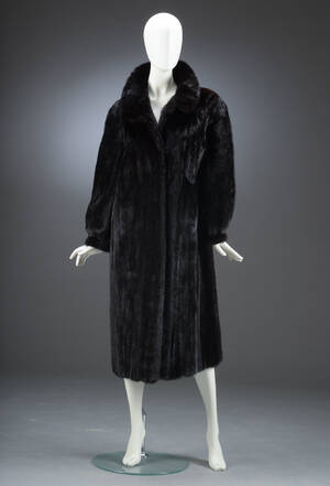 Saga, pelskåbe af scanblack mink, str. 40