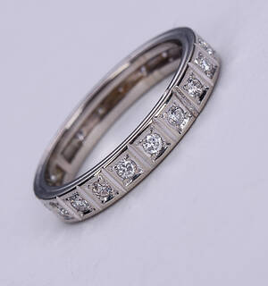 Alliancering af 14 kt. hvidguld prydet med 20 brillanter