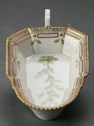 Royal Copenhagen. Flora Danica, aflang asiet af porcelæn nr. 203544