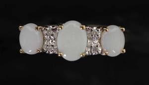 Opal- og diamantring