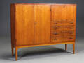 Dansk møbelproducent. Dækketøjsskab af teak, medio 1900-tallet