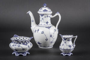 Royal Copenhagen. Kaffekande, sukkerskål, flødekande.3