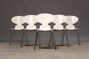  Arne Jacobsen, Myren, hvidlakeret spisestole 6  Denne vare er sat til omsalg under nyt varenummer 4462427