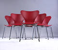 Arne Jacobsen. Et sæt på seks stole Syveren, model 3107, mørkerød lasseret 6 