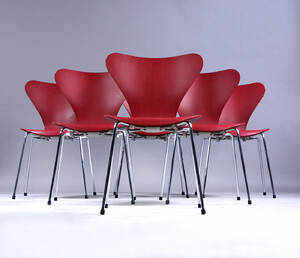 Arne Jacobsen. Et sæt på seks stole Syveren, model 3107, mørkerød lasseret 6