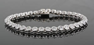 Tennis Bracelet in 18K gold set with brilliant-cut Diamonds approx. 5.74ct