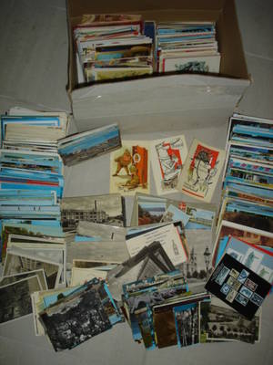 Kasse med ca. 1000 postkort