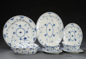 Royal Copenhagen. Musselmalet hel- og halvblonde, service af porcelæn 6        