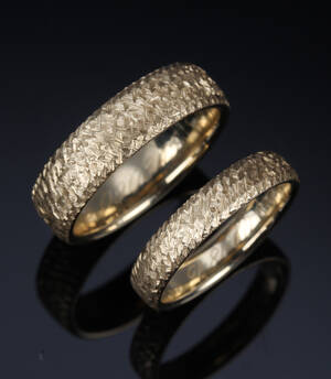 Et par vielsesringe af guld, 8 kt. Vægt ca. 11,8 gr. 2