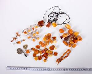 Samling ravsmykker, ca. 190 gram