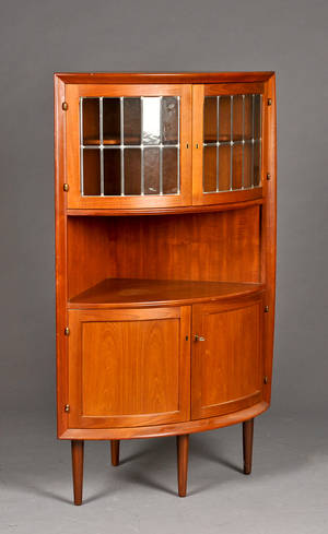 Dansk møbelproducent. Hjørneskab af teaktræ. 1960-70erne
