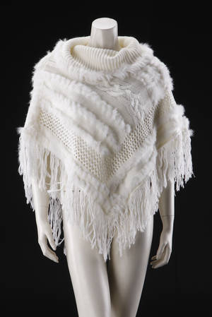 Fur Living. Poncho af strik og kanin, hvid. Str. one size style 270