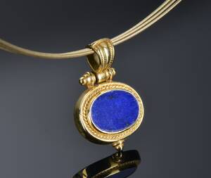 Halskæde af 14 kt. Guld med vedhæng af 18 kt. Guld