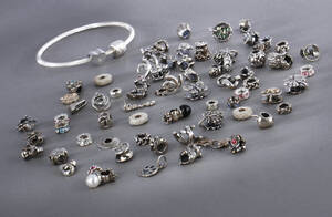 X Jewellery. Armring af sterlingsølv med charms af sterlingsølv