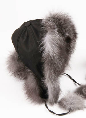Russer hue af sort stof med kantbesætning og ører af sølvræv. Str. one size