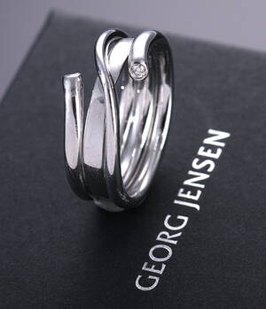 Regitze Overgaard for Georg Jensen. Magic ring af 18 kt. hvidguld med brillanter