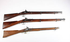 3 forladergeværer, bl.a. Enfield.