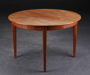 Henning Kjærnulf. Cirkulært spisebord, teak, tre tillægsplader. 4
