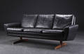 Dansk møbelproducent. Trepers. sofa med sort læder og sjhakerben. 1960erne