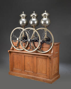 Kaffemølle på skab af fyrretræ