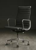 Charles Eames. Kontorstol fra serien Aluminium Group Konference, sort læder  