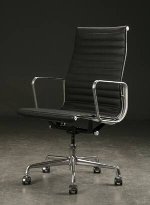 Charles Eames. Kontorstol fra serien Aluminium Group Konference, sort læder  