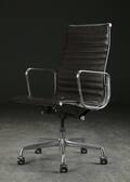 Charles Eames. Kontorstol, Aluminium Group, chokoladefarvet læder 