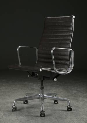 Charles Eames. Kontorstol, Aluminium Group, chokoladefarvet læder 