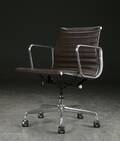 Charles Eames. Kontorstol fra serien Aluminium Group Konference, læder 