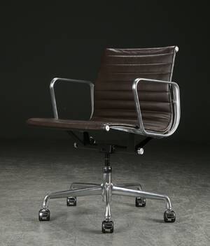 Charles Eames. Kontorstol fra serien Aluminium Group Konference, læder
